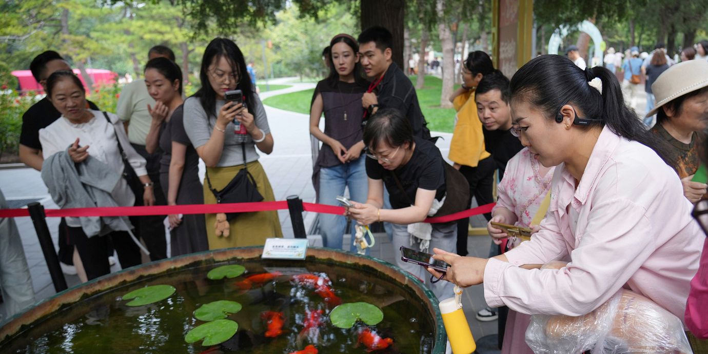 Folkliv i en park i Beijing i helgen.
