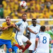 Linus Wahlqvist i duelle med Englands Nathan Redmont.