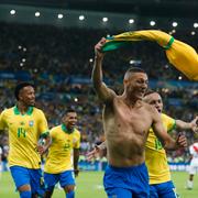 Richarlison firar efter att ha gjort mål mot Peru i finalen av Copa America.