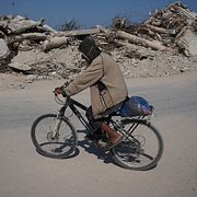 En palestinsk man på cykel i Gaza.