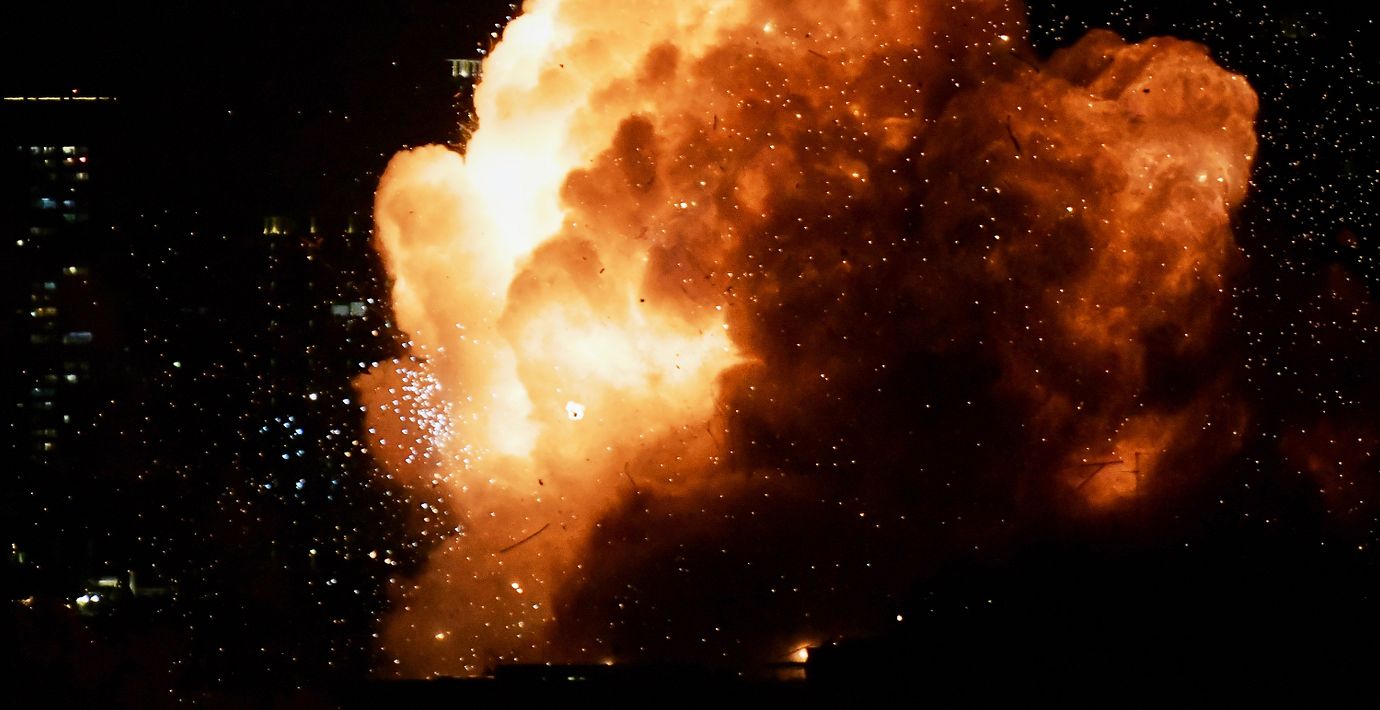 En explosion i Tel Aviv sedan en iransk robot träffat en byggnad på lördagen.