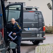 Polis, bombtekniker och kriminaltekniker på plats i Arlöv efter en explosion på tisdagen. 