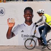 Reklamaffisch med Vinicius Junior i Madrid.