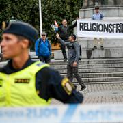 Personer från det danska högerextrema partiet Stram kurs demonstrerar med koranen på Stortorget i Malmö.