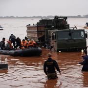 Brasiliansk militär och polis evakuerar boende i staden Porto Alegre på söndagen.