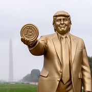 En staty som föreställer Donald Trump som håller i en bitcoin.