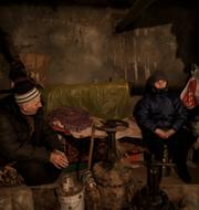Bild från april. Människor i Charkiv tar skydd i en källare. Felipe Dana / AP