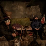 Bild från april. Människor i Charkiv tar skydd i en källare. Felipe Dana / AP