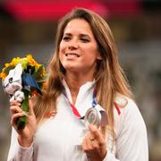 Maria Andrejczyk med sin silvermedalj. 