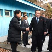 Ledarna för de sydkoreanska och nordkoreanska delegationerna skakar hand inför mötet i  Panmunjom. 