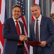 Miliband och Newsom har skrivit under ett energiavtal. Det får Donald Trump att rasa. 