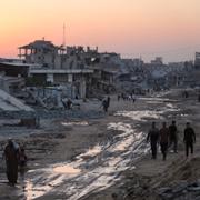 Palestinier bland förstörda byggnader i staden Khan Yunis. 