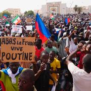 Demonstranter i Niger som firar att Frankrike lämnar landet