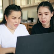 Kollegor på en arbetsplats, en av dem har en synnedsättning och använder en dator med skärmläsarprogram. Arkivbild.