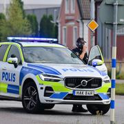 Polis på plats vid en kraftigt brand på en återvinningsanläggning i ett industriområde i Trollhättan på söndagen.