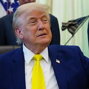 Trump visar upp en utskrift över ett av sina inlägg på Truth Social den 4 juni.