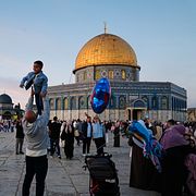Folkhav framför Klippdomen i Jerusalem den 26 maj i år.