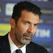 Zinedine Zidane synar det röda kortet i VM-finalen 2006 och Gianluigi Buffon.