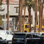 Polisen blockerar ingången till Trumps hotell i Las Vegas. 