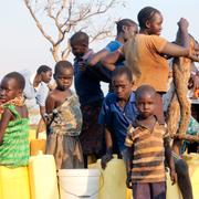 Barn och vuxna från Sydsudan i ett flyktingläger i Uganda. Bilden är från den 10 december 2016.