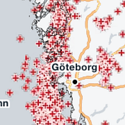 SMHI:s blixtkarta till vänster. Varje rött kryss representerar ett registrerat blixtnedslag. Till höger en kvinna med paraply under ett tidigare regnväder i Göteborg.