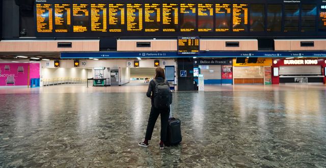 En resenär på Euston station i London under strejkens första dag.  Stefan Rousseau / AP