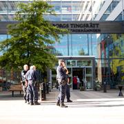 Stor polisnärvaro vid Göteborgs tingsrätt när rättegången startar mot tre män med nazistanknytning som står åtalade för allmänfarlig ödeläggelse.