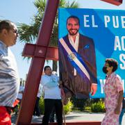 Anhängare till El Salvadors president Nayib Bukele kampanjar i huvudstaden San Salvador på onsdagen.