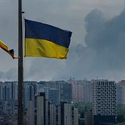 Rök stiger över Kyiv efter en tidigare attack.