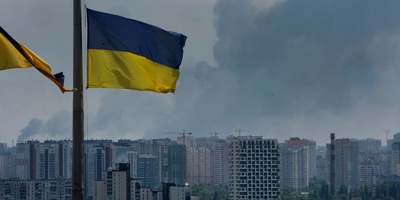 Rök stiger över Kyiv efter en tidigare attack.