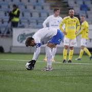 IFK Norrköpings Christoffer Nyman lägger upp bollen på strafflinjen. 