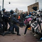 Poliser och demonstranter i Lyon, 23 mars 2023. 