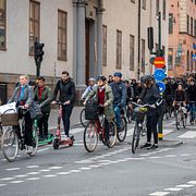 Cyklister köar i korsningen Götgatan och Hornsgatan i Stockholm.