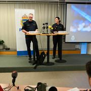 Biträdande regionpolischef Niclas Hallgren och biträdande kommenderingschef Emelie Bodegrim när polismyndigheten i region Bergslagen håller presskonferens i Örebro med anledning av skolskjutningen på Campus Risbergska den 4 februari. 