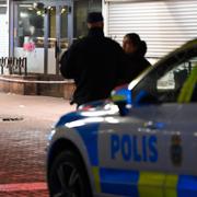 Polis på plats i Skärholmen i södra Stockholm efter att två män skjutits.