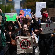 AI-demonstranter i Vancouver, Kanada, i slutet av juni.