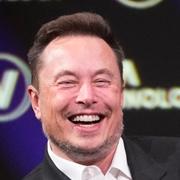 Elon Musk, som äger X, före detta Twitter, Tesla och  SpaceX åtnjuter och drabbas av massiv mediebevakning. 