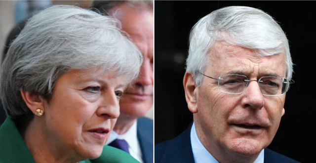 Theresa May och John Major Jonathan Brady/Pool via AP och AP Photo/Lefteris Pitarakis