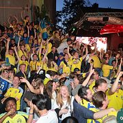 Sverigesupportrar tittar på matchen mot Japan på nattklubben Trädgården i Stockholm.