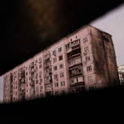 Ett bostadshus i Kyiv som skadades i Ryssland attack natten till fredagen.