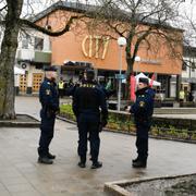 Polis på plats i Gubbängen, 27 april 2024. 