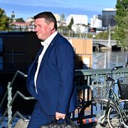 Socialdemokraternas partisekreterare Tobias Baudin (S) på väg in i Riksdagen på torsdagen.