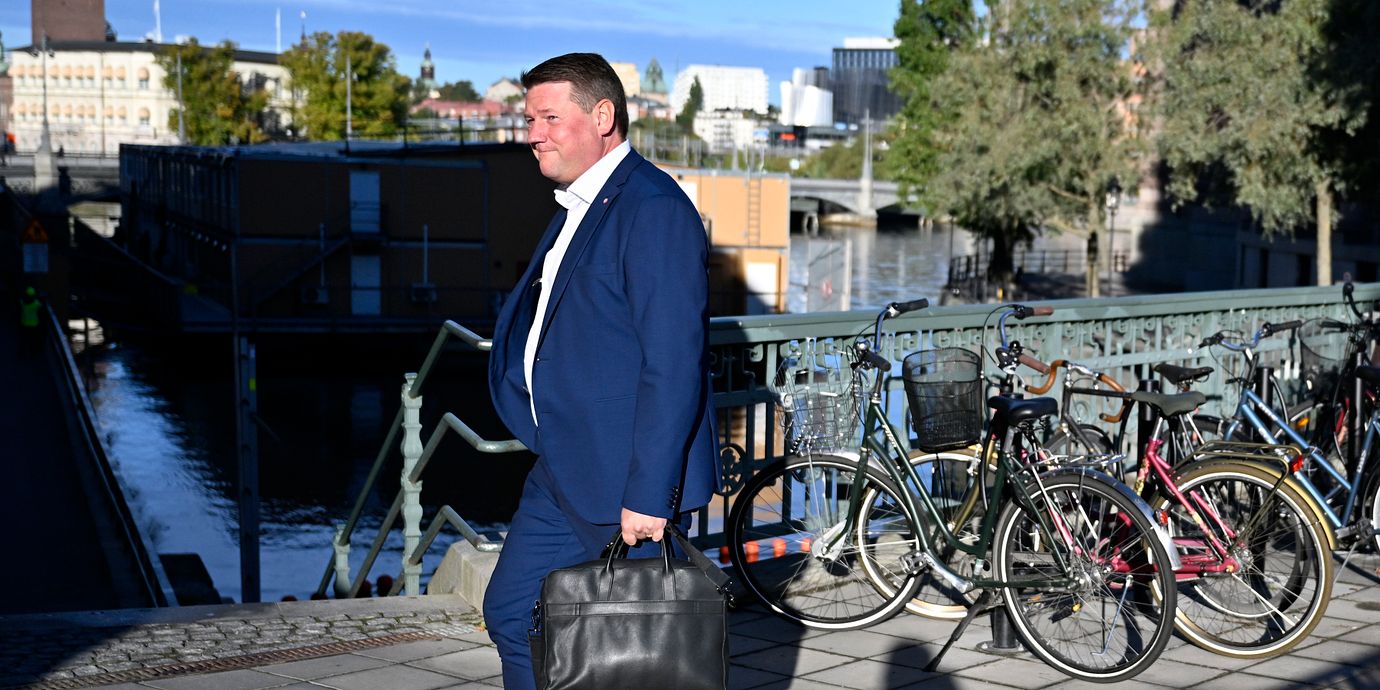 Socialdemokraternas partisekreterare Tobias Baudin (S) på väg in i Riksdagen på torsdagen.