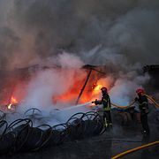 Räddningsarbetare släcker bränder under en attack mot Kyiv förra veckan.