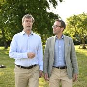 Hans Eklind, ekonomiskpolitisk talesperson, och infrastruktur- och bostadsminister Andreas Carlson (KD) i samband med en pressträff i Almedalen.