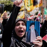 En Hizbollah-anhängare demonstrerar i Libanon, efter de israeliska attackerna mot Iran tidigare i juni. Att låta sina proxygrupper, som Hizbollah, svara på den amerikanska attacken är ett av alternativen för Iran. 