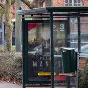 Reklam för Peter Mangsdokumentären i en busshållplats vid Stadsbiblioteket i Malmö på tisdagen. 