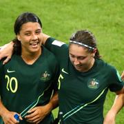 Australiens Sam Kerr och Karly Roestbakken.