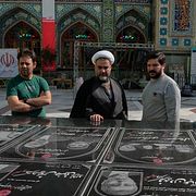 Människor besöker gravar för kärnteknikforskare som dödats i israeliska attacker mot Iran.