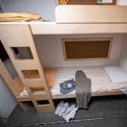 Cell med våningssäng.